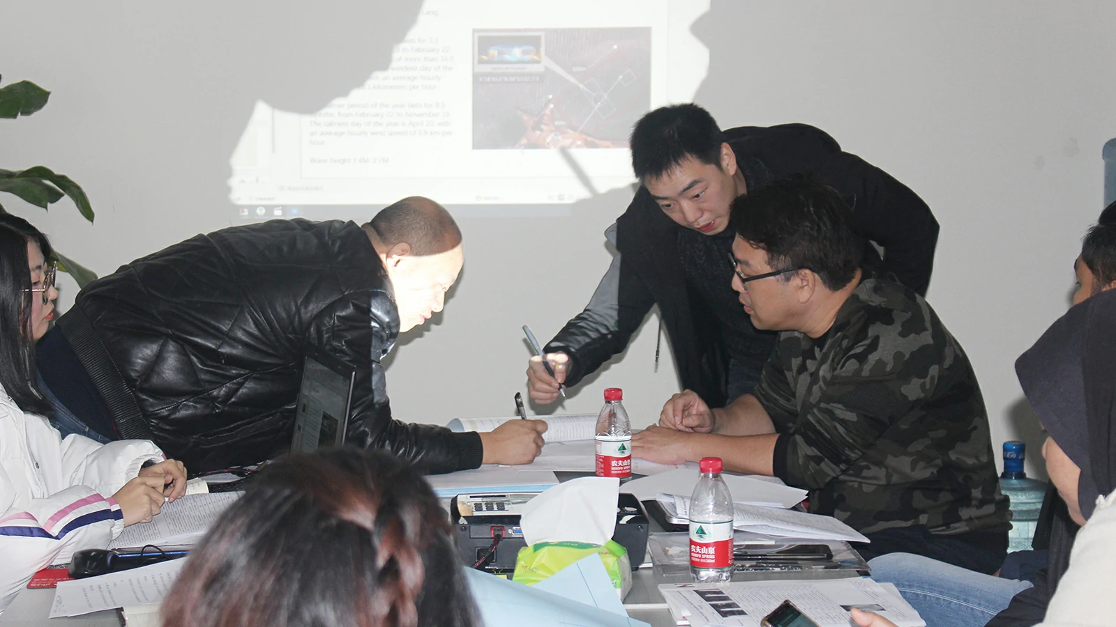 The Design Team Of Huaxin Fountain Is Communicating With Customers In Malaysia About The Fountain Project Plan 01